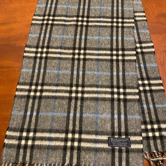 ❌Sold❌ Burberry Check Cashmere Scarf - Picture 5 of 5